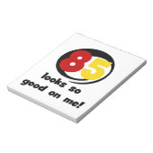 85 ziet er zo goed uit voor mij T-shirts en cadeau Notitieblok (Linkerzijde)