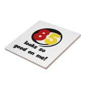 85 ziet er zo goed uit voor mij T-shirts en cadeau Tegeltje (Zijkant)