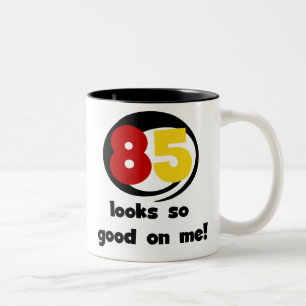 85 ziet er zo goed uit voor mij T-shirts en cadeau Tweekleurige Koffiemok