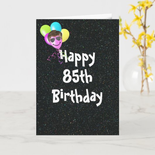 85e Birthday-ballonnen met een aviator-zonnebril Kaart (Gele Bloem)