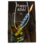 85e 'Birthday'-kaars in Whiskey Glass Medium Cadeauzakje (Voorkant)