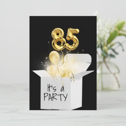 85e verjaardag goudballonnen in witte doos kaart (Staand voorkant)