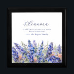 85e verjaardag juli Geboortemaand Bloem Cadeaudoosje<br><div class="desc">Elegante zomerse waterverf blauw larkspur bloesems creëer een prachtige bloemrand onderaan deze juli Geboortebloem geschenkdoos. Larkspur of delphinium bloemen zijn de juli geboorte bloem. Een trendy lettercombinatie geeft het een moderne esthetiek. Alle tekst is bewerkbaar.</div>