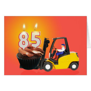 85e verjaardag met cupcake, kaarsen en vorkheftruc