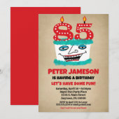 85e Verjaardagsuitnodiging Grappige taart Casual M Kaart (Voorkant / Achterkant)