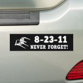 8-23-11 Vergeet het nooit! Bumpersticker (Op auto)