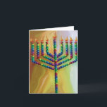 8 dagen Chanoeka Feestdagen Kaart<br><div class="desc">Een mooie Chanoeka (Chanoeka) kaart met bijpassende postzegels en enveloppe. Een felgekleurde menora met groene,  blauwe,  gele en felroze kaarsen tegen een gouden achtergrond.</div>