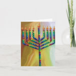 8 dagen van de kantine feestdagen kaart<br><div class="desc">Een prachtige Chanoeka-kaart met postzegels en envelop. Een helder gekleurde menorah met groene,  blauwe,  gele en heldere roze kaarsen tegen een gouden achtergrond.</div>