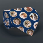 8-foto Collage Stropdas<br><div class="desc">Dit gepersonaliseerde moderne mannen stropdas is een uniek accessoire dat gekoesterde herinneringen tot leven brengt. Dit stijlvolle en geavanceerde stropdas heeft een collage van acht van uw favoriete foto's, naadloos op een eenvoudige, solide achtergrond. Gepersonaliseerd met uw keuze van dierbare momenten, of het nu familiebijeenkomsten, speciale gelegenheden of onvergetelijke mijlpalen...</div>