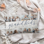 8 Foto's Kleinkinderen maken het leven groots Kussen<br><div class="desc">Creëer een lief cadeau voor een geliefde oma of opa met deze prachtige foto-collage lumbool kussen. "Grandkids make life grand" verschijnt in het midden in het blauw en grijs kalligrafiekschrift op een witte achtergrond. Pas met acht foto's van hun kleinkinderen aan om een schat in het belang van grootouders te...</div>