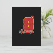 8 jaar oude vogeljongen geeft brandweerman feestdagenkaart (Staand voorkant)