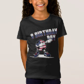 8-jarige verjaardag jongetje die voetbal speelt in t-shirt (Voorkant)