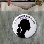 8 maart Internationale Vrouwendag Ronde Button 5,7 Cm<br><div class="desc">8 maart is de Internationale Vrouwendag. Een kunstwerk met een zwart-wit vrouwensilhouet.</div>