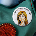 8 maart Internationale Vrouwendag Ronde Button 5,7 Cm<br><div class="desc">8 maart is de Internationale Vrouwendag. Een kunstwerk dat een groep verschillende vrouwen verbeeldt. Zakenvrouw in  kleuren.</div>