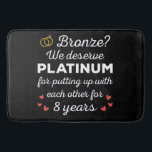 8e bruiloft Jubileum I - Bronze Funny Couple Badmat<br><div class="desc">Leuk ontwerp, perfect voor iedereen die al 8 jaar getrouwd is en voor een huwelijksgelofte-vernieuwingsceremonie. Het is een geweldige bijpassende outfit voor koppels! 'Brons? We verdienen platina voor het ophangen met elkaar voor 8 jaar citaat voor een paar dat 8 jaar geleden getrouwd is of een paar dat trouwgeloften hernieuwt...</div>