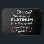 8e bruiloft Jubileum I - Bronze Funny Couple Badmat<br><div class="desc">Leuk ontwerp, perfect voor iedereen die al 8 jaar getrouwd is en voor een huwelijksgelofte-vernieuwingsceremonie. Het is een geweldige bijpassende outfit voor koppels! 'Brons? We verdienen platina voor het ophangen met elkaar voor 8 jaar citaat voor een paar dat 8 jaar geleden getrouwd is of een paar dat trouwgeloften hernieuwt...</div>