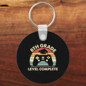 8e Grade Level Complete Afstuderen Gift voor Gamer Sleutelhanger (Voorkant)