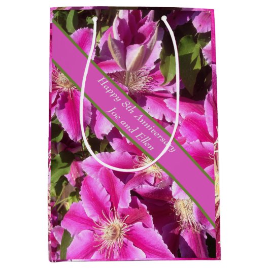 8e Jubileum, roze Clematis Medium Cadeauzakje (Voorkant)