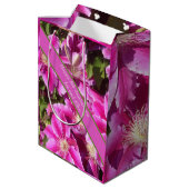 8e Jubileum, roze Clematis Medium Cadeauzakje (Achterkant Gekanteld)