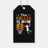 8e verjaardagscadeau Deze baller is nu 8 Cadeaulabel (Voorkant)