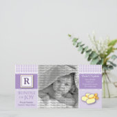 8x4 Paarse Gingham Monogrammed Geboorteaankondigin Aankondiging (Staand voorkant)