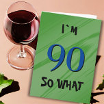 90 Dus wat 90ste Birthday Funny Quote Kaart<br><div class="desc">90 Dus wat 90ste Birthday Funny Quote Card. Een groot wenskaart voor iemand die hun negentigste verjaardag viert. Het komt met een grappig citaat dat ik 90 ben,  dus wat,  en perfect is voor iemand met een gevoel van humor. Pas de tekst binnen aan of wissel.</div>