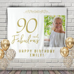 90 en Fabulous 90th Birthday Foto achtergrond Wandkleed<br><div class="desc">Elegant Golden 90 en Fabulous 90th Birthday Photo Backdrop Tapestry. 90 en geweldige tekst in trendy golden script met foto en naam. Pas het aan met je foto,  jouw naam en leeftijd,  en maak je eigen elegante verjaardagsfeestje voor het verjaardagsfeest van de vrouw.</div>