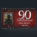 90 en Fabulous Birthday Confetti Foto Spandoek<br><div class="desc">Elegant rood 90th verjaardagsbanner met aanpasbare Happy Birthday en de Tekst van de Naam van de Douane. Kies je favoriete foto en upload deze! Faux foil Silver confetti en 90.</div>