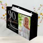 90 en Fabulous Elegant Black 90th Birthday Foto Groot Cadeauzakje<br><div class="desc">90 en Fabulous Elegant Black 90th Birthday Photo Gift Bag. 90 en fabelachtige tekst in trendy manuscript met een naam op een zwarte achtergrond. Pas het aan met uw foto,  naam en leeftijd. Het is een geweldige persoonlijke foto-cadeautas voor de verjaardag van een vrouw.</div>