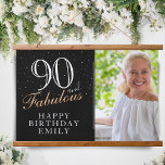 90 en Fabulous Elegant Black 90th Birthday Foto Hangend Wandkleed<br><div class="desc">90 en Fabulous Elegant Black 90th Birthday Photo Hanging Tapestry. 90 en fabelachtige tekst in trendy manuscript met een naam op een zwarte achtergrond. Pas het aan met je foto, jouw naam en leeftijd, en maak je eigen verjaardagsachtergrond. Het is een geweldig teken en achtergrond voor het verjaardagsfeest van een...</div>