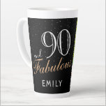 90 en Fabulous Elegant Black 90th Birthday Foto Latte Mok<br><div class="desc">90 en Fabulous Elegant Black 90th Birthday Photo Latte Mok. De achtergrond is zwart. Pas de mok aan met je foto,  jouw naam en maak je eigen 90e verjaardag cadeau voor een vrouw.</div>