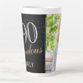 90 en Fabulous Elegant Black 90th Birthday Foto Latte Mok (Voorkant)