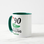 90 en nog steeds swingend, grappige 90e verjaardag mok (Voorkant links)