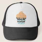 90 is Sweet Birthday T-shirts en cadeautjes Trucker Pet (Voorkant)