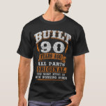 90 jaar oud Funny Birthday Gezegde 90th Birthday T-shirt<br><div class="desc">Op zoek naar een grappig cadeauidee voor 90ste verjaardag? Dan zal dit grappige gezegde "bouwen 90 jaar geleden alle onderdelen origineel en de meeste nog steeds goed werken" een geweldig cadeauidee zijn om de decoratie van het 90ste verjaardagsfeest te voltooien. Grappig 90ste verjaardagscadeau mannen vrouwen.</div>
