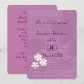 90 jaar oude Paarse Floral Birthday Party Invite Kaart (Voorkant / Achterkant)