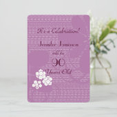90 jaar oude Paarse Floral Birthday Party Invite Kaart (Staand voorkant)