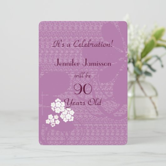 90 jaar oude Paarse Floral Birthday Party Invite Kaart (Staand voorkant)