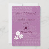 90 jaar oude Paarse Floral Birthday Party Invite Kaart (Voorkant)