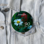 90 jaar oude, White Daisy WildFlower Button Pin (In situ)