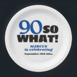 90 Wat een positieve Typografie 90th Birthday Part Papieren Bordje<br><div class="desc">Modern Simple 90,  dus wat positief Typografie 90th Birthday party Bord. Het ontwerp heeft een grappig en motivatie citaat 90 Dus wat? U kunt het leeftijdsnummer wijzigen,  jouw naam en feestdatum toevoegen.</div>
