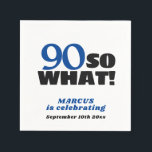 90 Wat positieve Typografie 90th Birthday Servet<br><div class="desc">Moderne Eenvoudige 90 dus wat positieve Typografie 90th Birthday party luiers. Het ontwerp heeft een grappig en motivatie citaat 90 Dus wat? U kunt het leeftijdsnummer wijzigen,  jouw naam en feestdatum toevoegen.</div>
