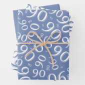 90e Birthday Blue & White Random Number Pattern Inpakpapier Vel (In situ)