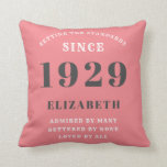 90e Birthday Standards Geboren in 1929 Grey Pink W Kussen<br><div class="desc">Pas de tekst van deze verjaardagskussen eenvoudig aan met behulp van de meegeleverde sjabloon. Een deel van de plaatsende normenwaaier kaarten en giften.</div>