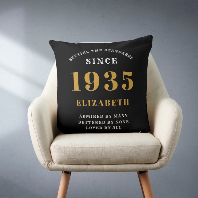 90e Verjaardag 1935 Zwart Goud Lady's Gepersonalis Kussen (Personalized 90 birthday throw pillow on a chair.)
