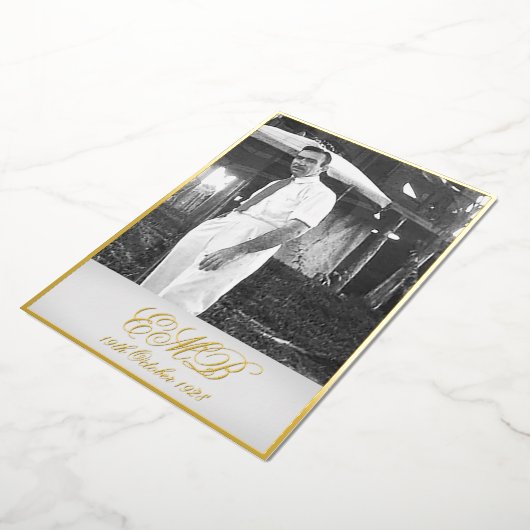 90e verjaardag Mannelijke stijlvolle monogram Foto Folie Uitnodiging (Gedraaid)