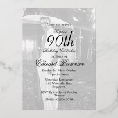 90e verjaardag Mannelijke stijlvolle monogram Foto Folie Uitnodiging (Achterkant)