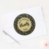 90e verjaardag Nummer Patroon Goud en Zwart Ronde Sticker (Envelop)