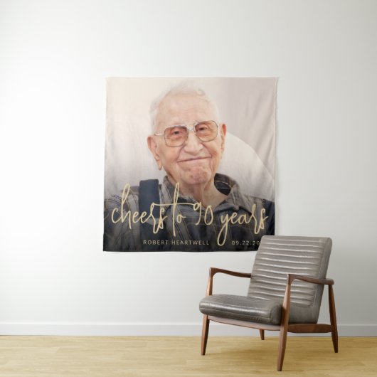 90e verjaardag Party Foto Goud Script Proost Wandkleed (In situ)