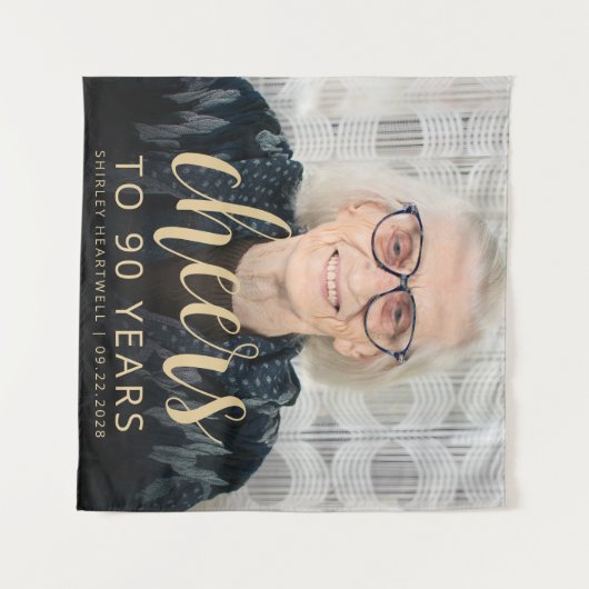 90e verjaardag Party Foto Goud Script Proost Wandkleed (Voorkant (horizontaal))